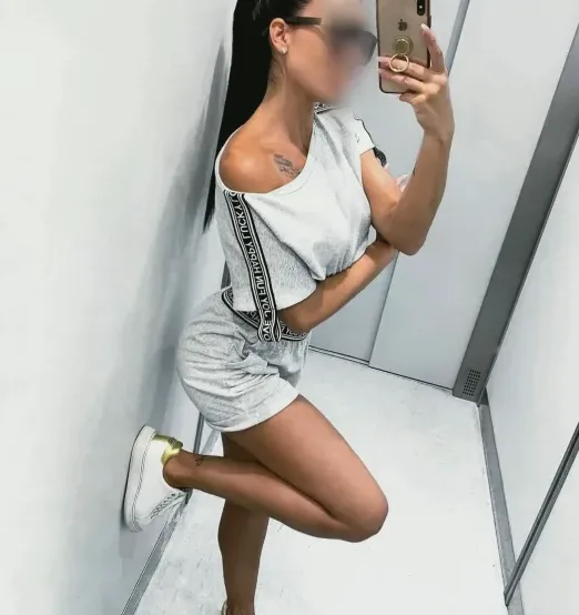 Amira, 34